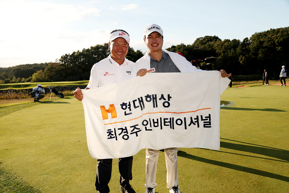 왼쪽부터 최경주와 왕정훈.(사진=KPGA 제공)