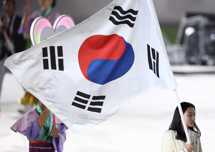 4일 일본 나고야 미즈호공원 육상경기장에서 열린 2026 아이치·나고야 아시안게임 폐회식에서 한국 기수 서채현이 태극기를 들고 입장하고 있다. 사진=연합뉴스