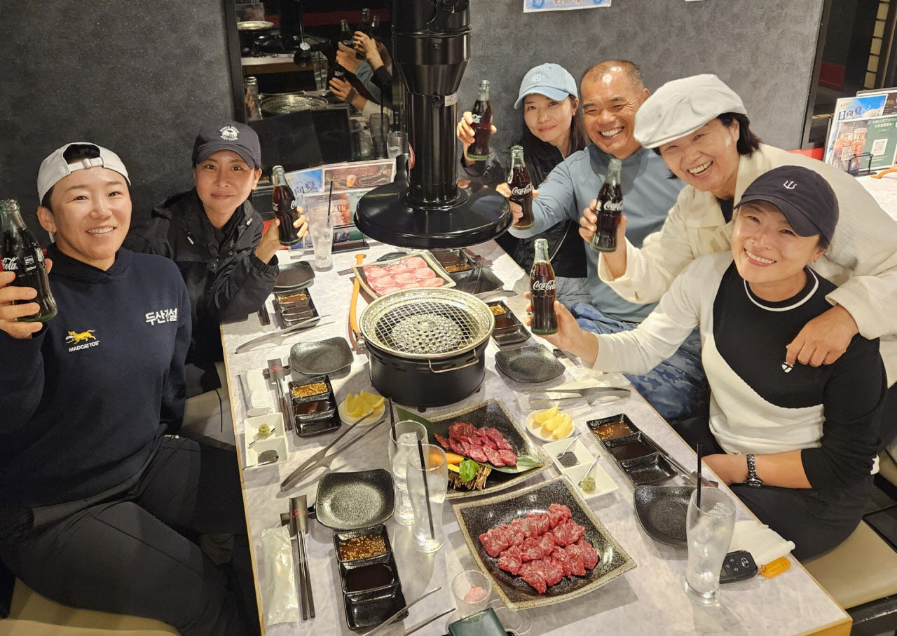 신지애(맨 왼쪽)가 일본여자오픈에서 JLPGA 투어 사상 처음 그랜드슬램을 달성한 뒤 조촐한 축하 파티를 하고 있다. (사진=신지애 매니지먼트)