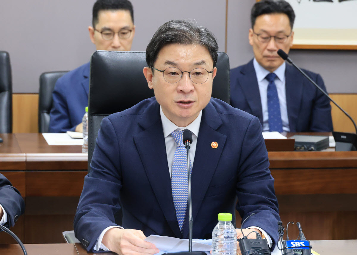 이억원 금융위원회 위원장이 4일 정부서울청사에서 열린 최근 침해위협 대응 전금융권 긴급 점검회의에서 발언하고 있다. 사진=연합뉴스