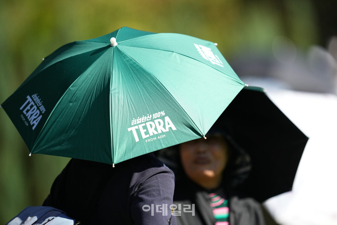 [포토]'제26회 하이트진로 챔피언십'갤러리 선물은 모자 우산