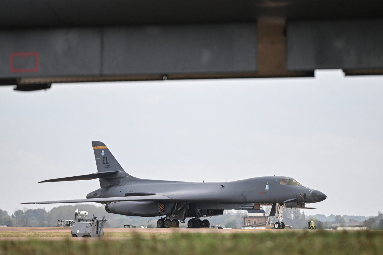 지난달 27일 영국 잉글랜드 남서부 페어퍼드의 영국 공군(RAF) 페어퍼드 기지 활주로에 미 공군 B-1 폭격기가 서 있다. 미 국방부는 4일(현지시간) 이 기지에 배치됐던 B-1 폭격기를 전부 미국 본토로 철수시켰다고 확인했다.(사진=AFP)