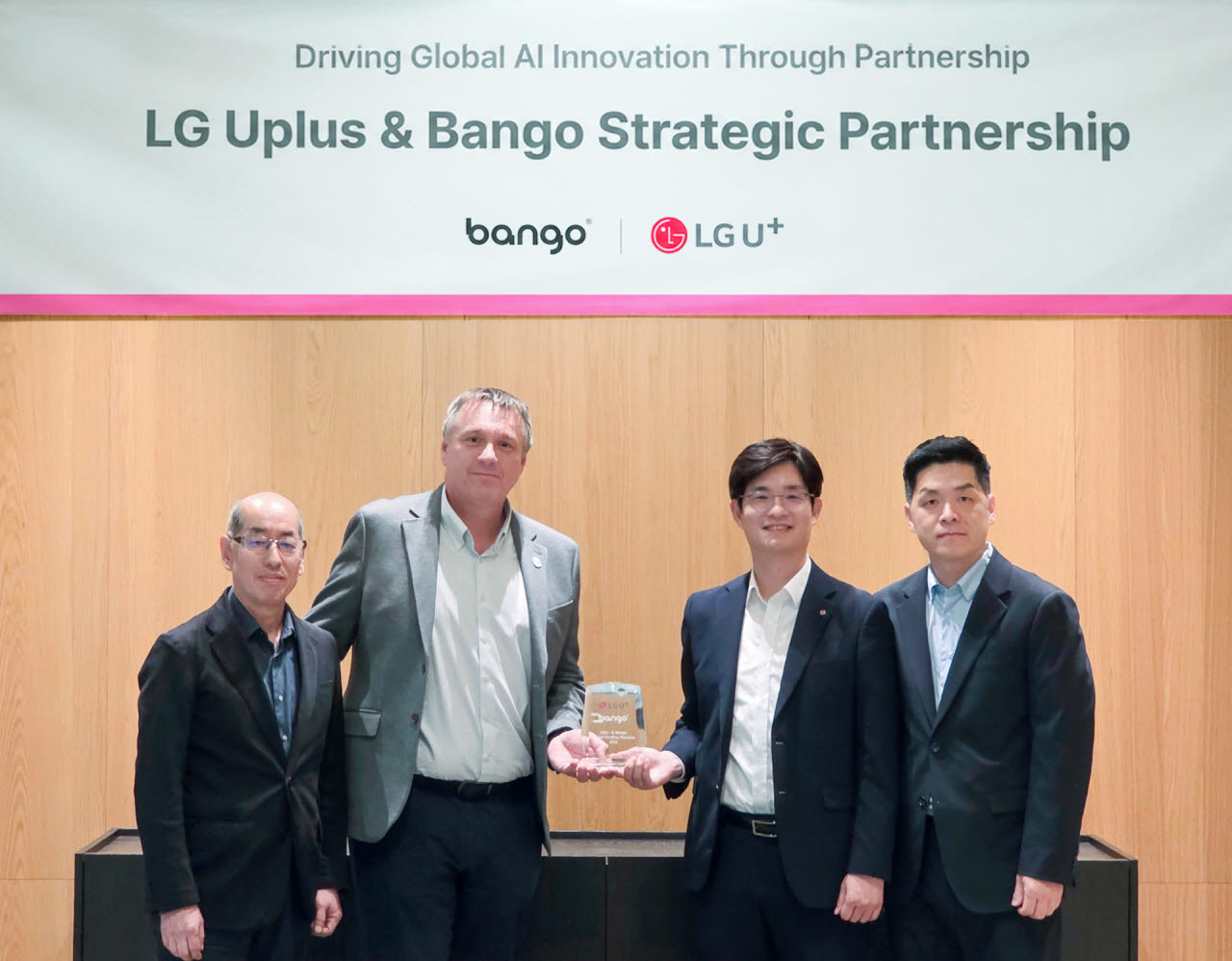 지난 2일 열린 업무협약식에서 장준영 LG유플러스 마케팅그룹장과 폴 라비(Paul Larbey) 뱅고 CEO 등 양사 관계자들이 기념 촬영을 하고 있는 모습. 사진=LG유플러스