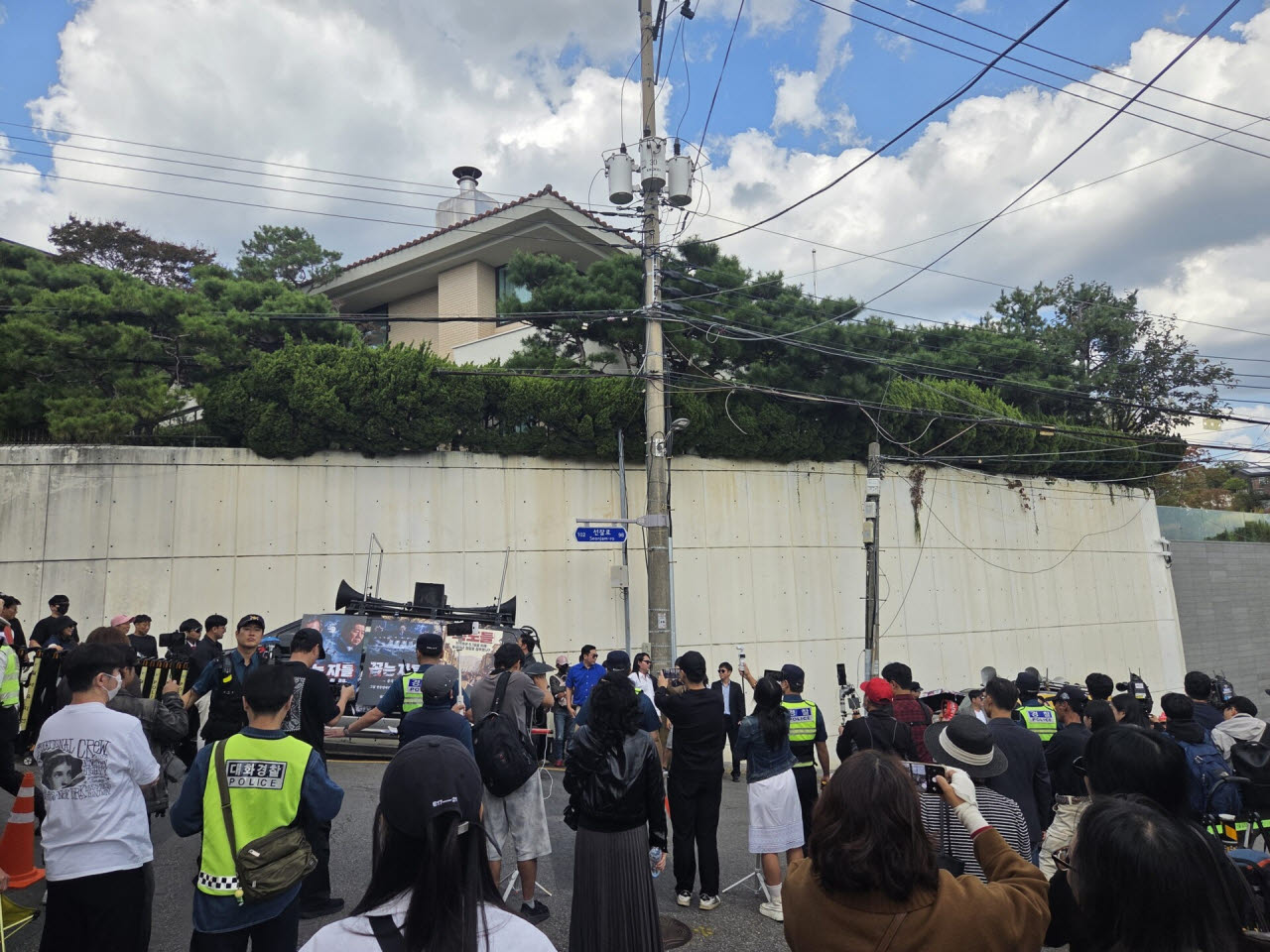 지난 4일 서울 성북구에 있는 영화 '암살자(들)'의 주연 배우 유해진 자택 앞에서 보수단체 회원들이 제작사와 배우를 규탄하는 집회를 하고 있다.(사진=연합뉴스)