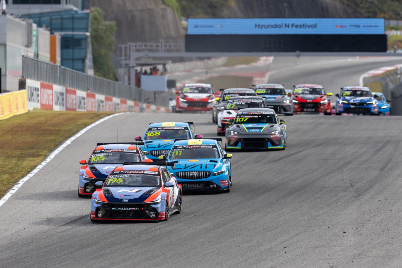 지난 2~4일 강원 인제 스피디움에서 열린 ‘2026 TCR 월드투어’ 5라운드에서 더 뉴 아반떼 N TCR 경주차가 나란히 1~2위를 달리는 모습. (사진=현대차)