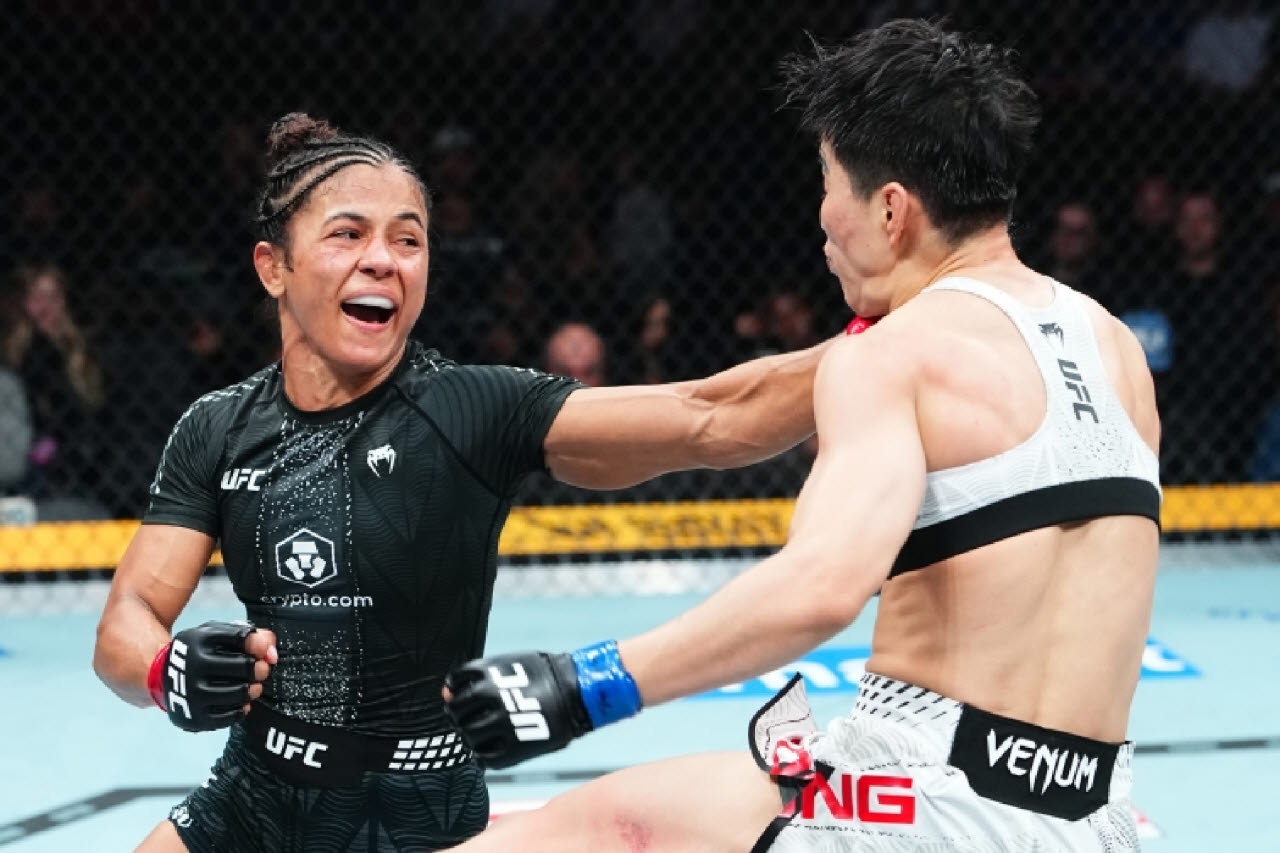 나탈리아 실바가 왕총에게 펀치를 적중시키고 있다. 사진=UFC