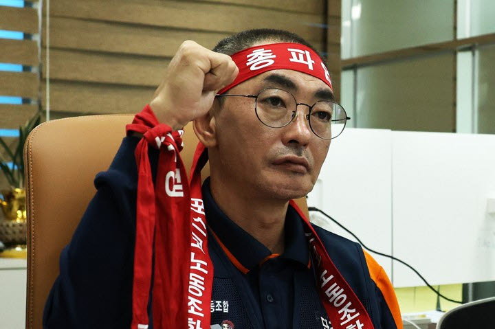 김성호 포스코 노동조합 위원장 9월 9일 경북 포항에 있는 포스코노조 사무실에서 기자회견하고 있다. (사진=연합뉴스)