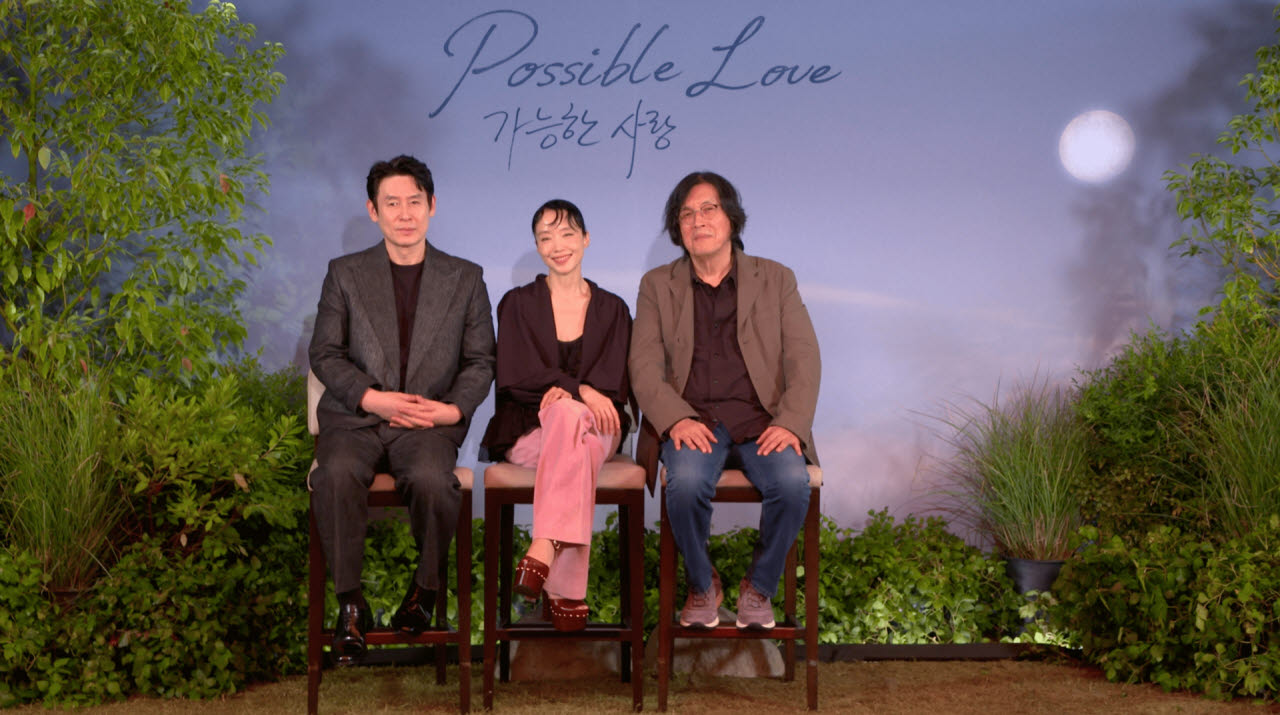 영화 '가능한 사랑'의 설경구(왼쪽부터), 전도연, 이창동 감독.(사진=넷플릭스)