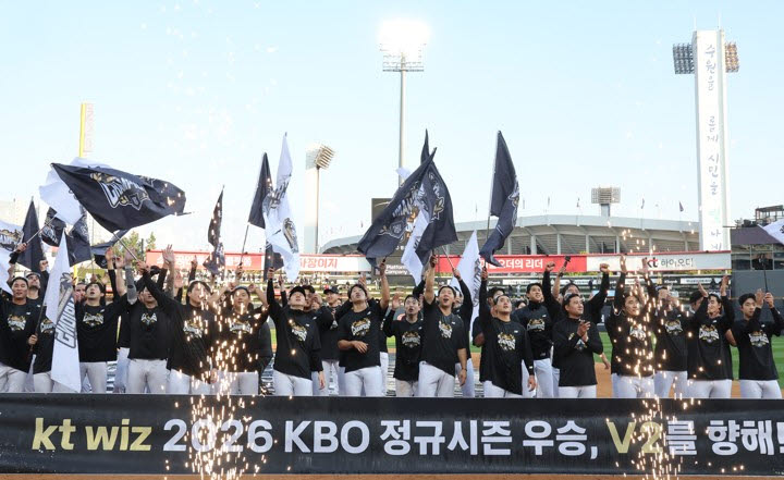 정규시즌 우승 확정 뒤 KT위즈 선수들이 그라운드에서 챔피언 깃발을 흔들며 관중석 팬들에게 감사 인사를 전하고 있다. 사진=연합뉴스