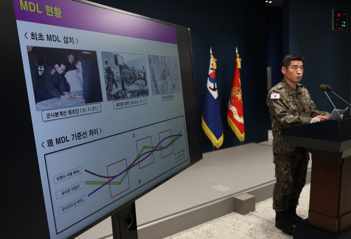 김성윤 합동참모본부 정보분석처장이 5일 서울 용산구 국방부에서 열린 비무장지대(DMZ) 지뢰 폭발 관련해 합동 현장조사 TF 최종 조사결과 발표 브리핑에서 MDL 현황 등을 설명하고 있다. (사진=연합뉴스)