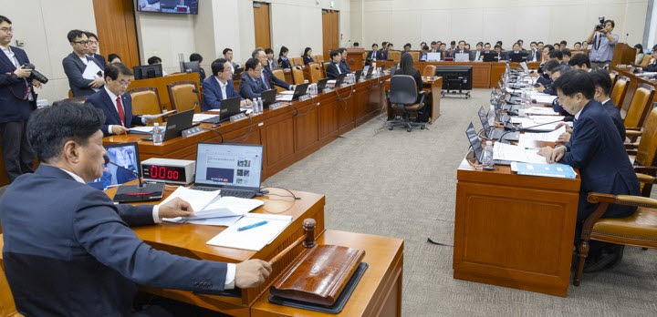 국회 재정경제기획위원회 위원장인 더불어민주당 조승래 의원이 지난달 28일 여야 간사단이 1차로 협의 완료한 2026년도 국정감사 출석 증인에 대한 안건을 채택하고 있다. (사진=연합뉴스)
