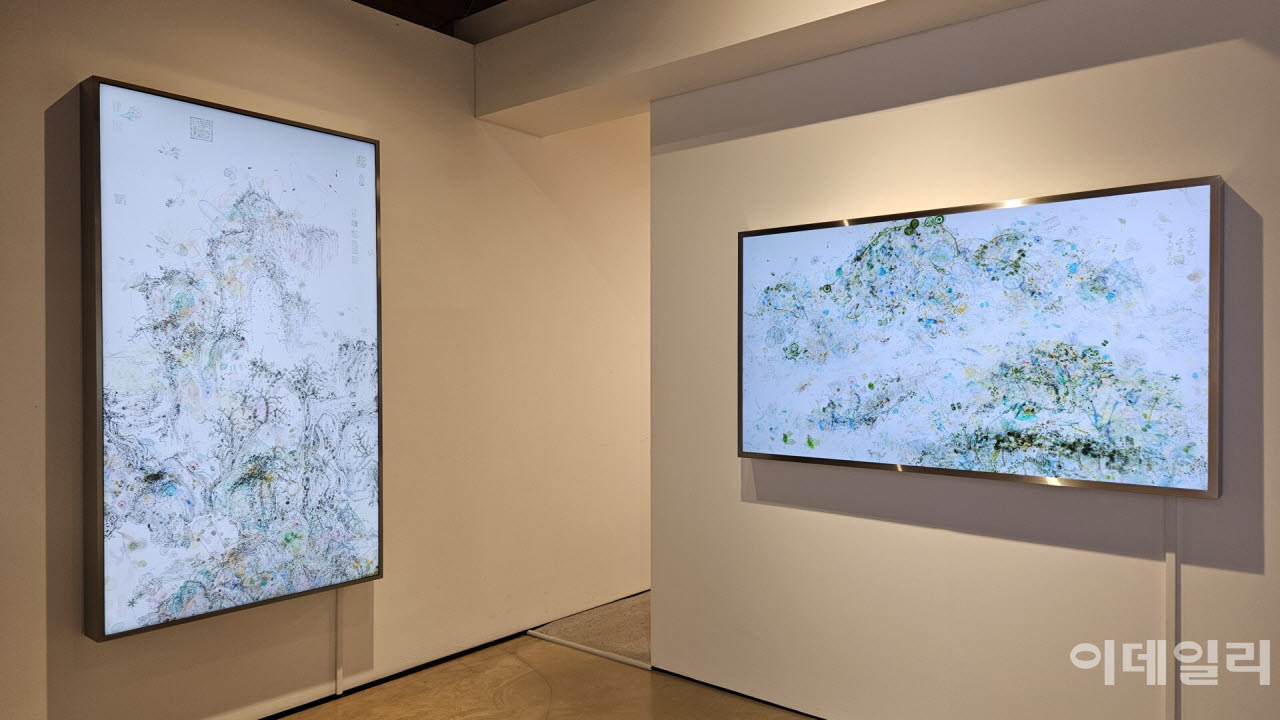 이이남 개인전 ‘시어무형 청어무성’ 전경. ‘미시산수-조춘도 no.2’(2026, 170×97.9㎝·왼쪽)와 ‘미시산수-인왕제색도’(2026, 84×146.5㎝)가 사선으로 마주보고 있다(사진=오현주 문화전문기자).