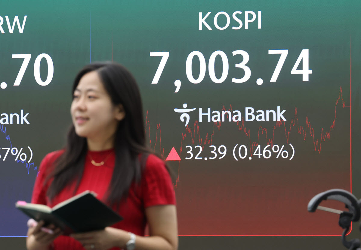 코스피가 5거래일 만에 7000선에서 마감한 지난 2일 서울 중구 하나은행 딜링룸에서 직원이 업무를 보고 있다. (사진=연합뉴스)