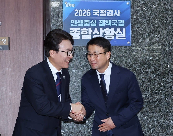 김민석 더불어민주당 대표(왼쪽)와 한병도 원내대표가 6일 국회에서 2026 국정감사 현판식에서 제막한 후 악수하고 있다.(사진=연합뉴스)
