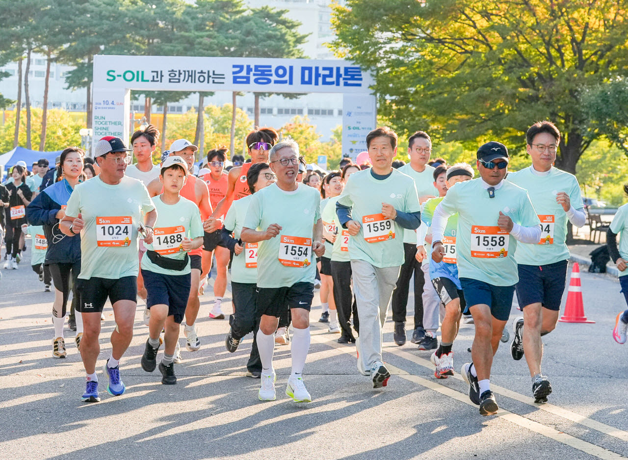 지난 4일 서울 마포구 월드컵공원 평화광장에서 열린 ‘감동의 마라톤’에서 이봉주 단장(1558), 서경섭 S-OIL 총무부문장(이봉주 단장 오른쪽), 나운환 한국장애인재활협회장(1554), 김현훈 한국사회복지협의회장(1559)을 비롯한 참가자들이 힘차게 출발하고 있다.(사진=에쓰오일 제공)