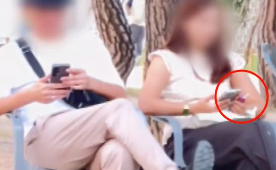 경복궁 안에서 전자담배를 피우는 관람객. (사진=JTBC 보도 캡처)