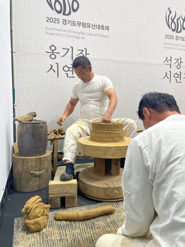지난해 경기도 무형유산 대축제에서 진행된 옹기장 시연 장면.(사진=경기도)