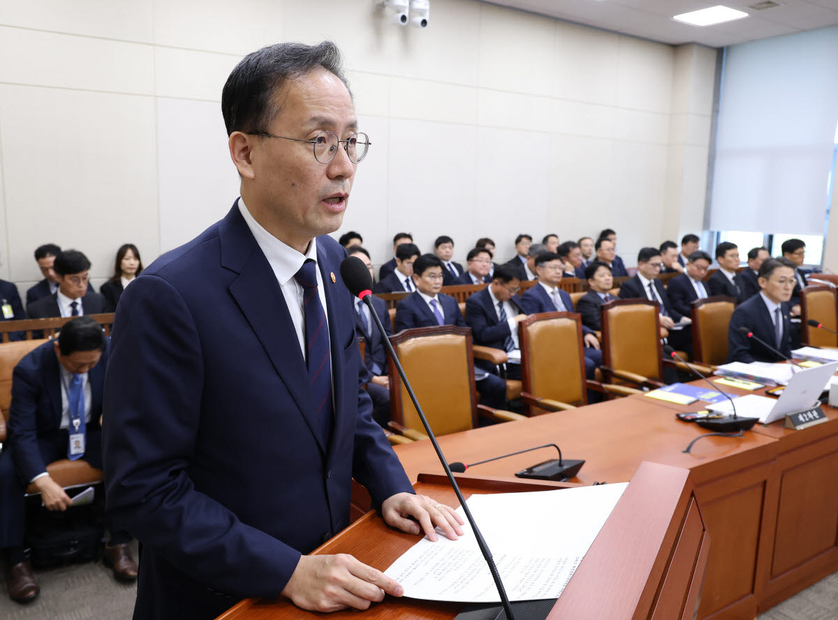 이형일 부총리 겸 재정경제부 장관이 6일 국회에서 열린 재정경제기획위원회 국정감사에서 업무 보고를 하고 있다.(사진=연합뉴스)