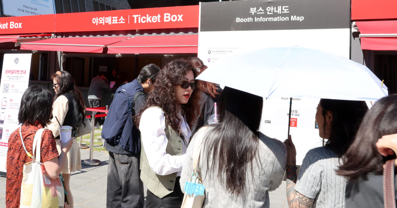 [이데일리 방인권 기자] 제31회 부산국제영화제(BIFF) 개막일인 6일 부산 해운대구 영화의 전당을 찾은 관람객들이 티켓을 구매하고 있다. 올해로 31회째를 맞는 부산국제영화제는 오는 15일까지 영화의전당 등 8개 극장 31개 스크린에서 공식 초청작 59개국 246편을 포함한 총 315편을 상영한다.