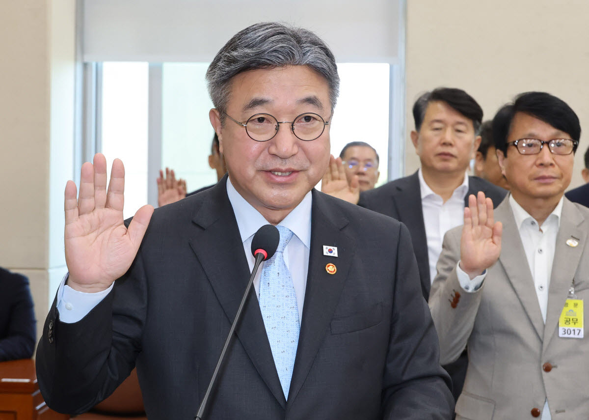 윤호중 행정안전부 장관이 6일 국회에서 열린 행정안전위원회 국정감사에서 증인 선서를 하고 있다. (사진=연합뉴스)