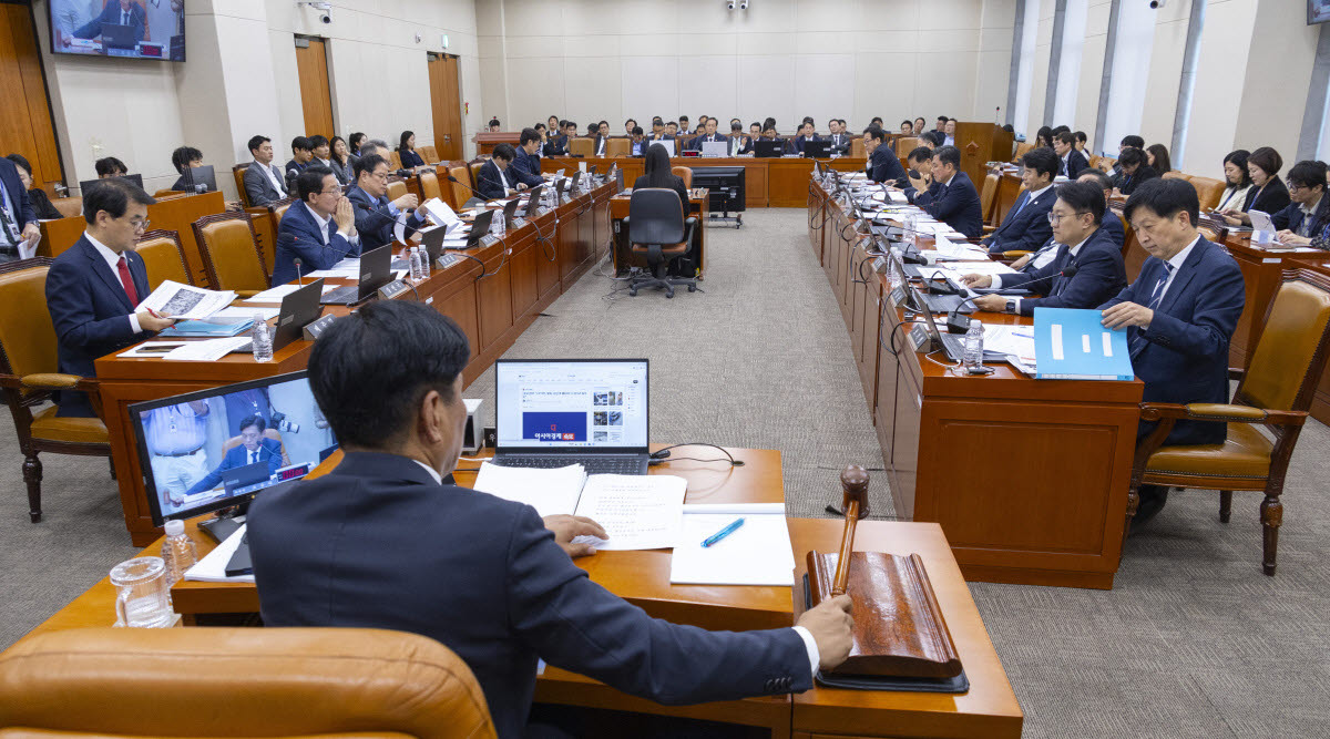 국회 재정경제기획위원회 위원장인 더불어민주당 조승래 의원이 여야 간사단이 1차로 협의 완료한 2026년도 국정감사 출석 증인에 대한 안건을 채택하고 있다.(사진=연합뉴스)
