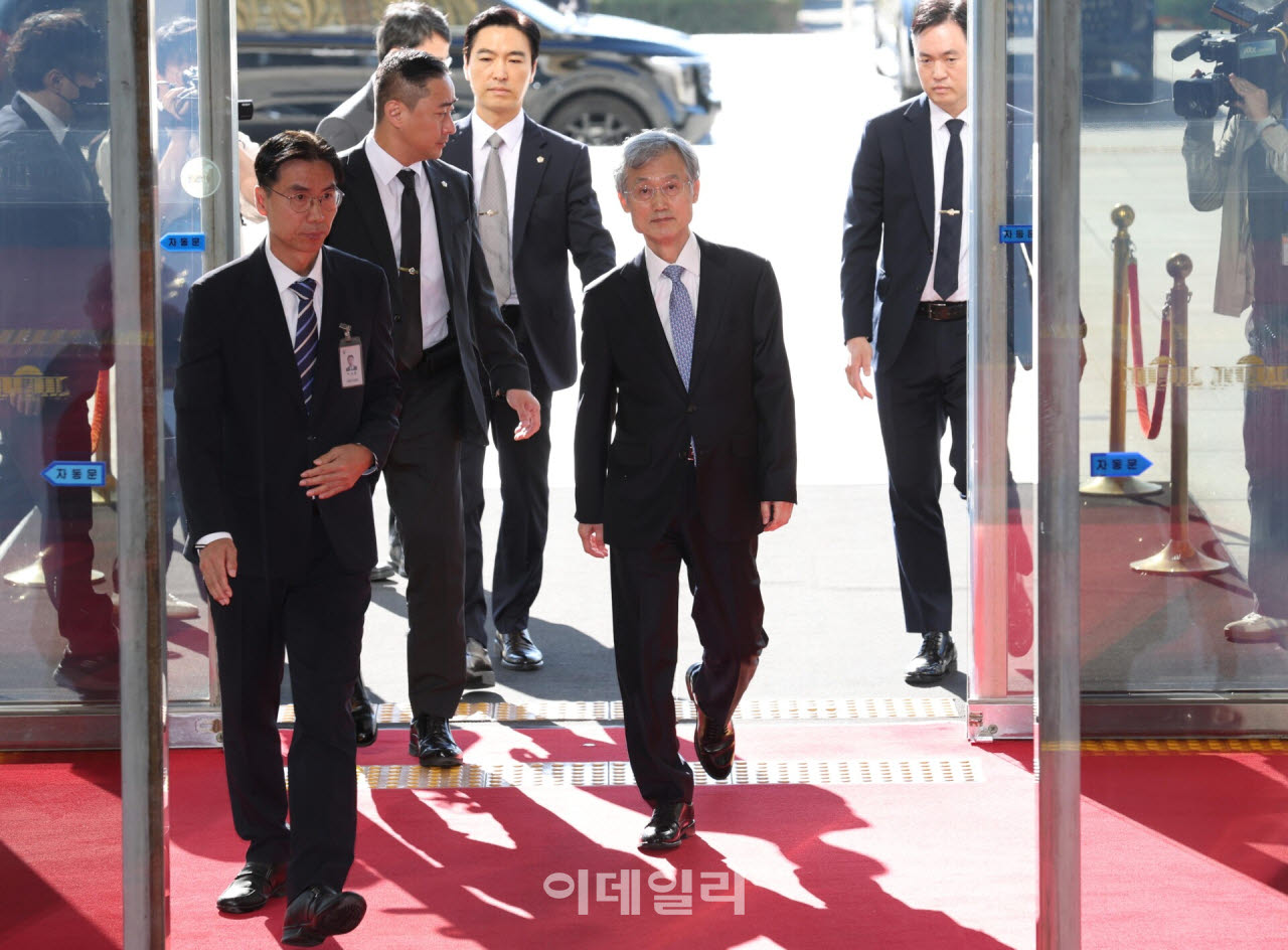 국회 들어서는 조희대 대법원장. (사진= 노진환 기자)