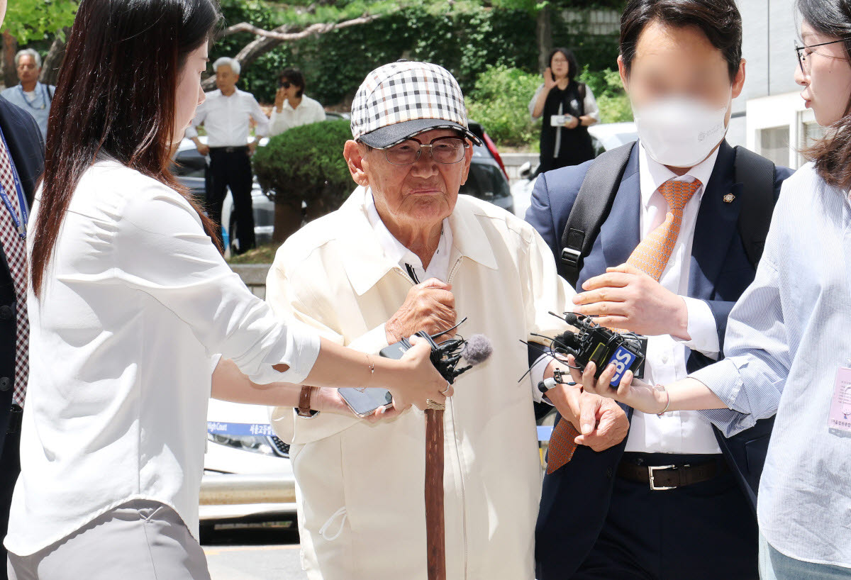 이만희 신천지 총회장이 지난 6월 서울 서초구 서울중앙지방법원에서 열린 구속 전 피의자 심문(영장실질심사)에 출석하는 모습(사진= 연합뉴스)