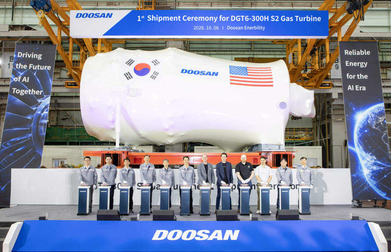 6일 두산에너빌리티 창원 본사에서 개최된 380MW 가스터빈 출하식에서 스페이스XAI 주요 관계자들과 손승우 파워서비스BG장(가운데)을 비롯한 두산에너빌리티 임직원이 기념촬영하고 있다. (사진=두산에너빌리티)