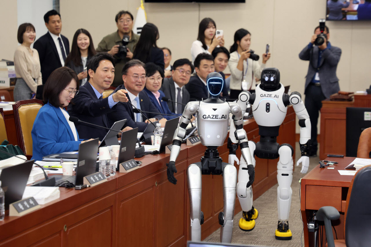 6일 서울 여의도 국회 과학기술정보방송통신위원회에서 열린 과학기술정보통신부 등에 대한 국정감사에서 이정헌 더불어민주당 의원이 중국산 휴머노이드 로봇 시연을 보이고 있다. (사진=뉴스1)