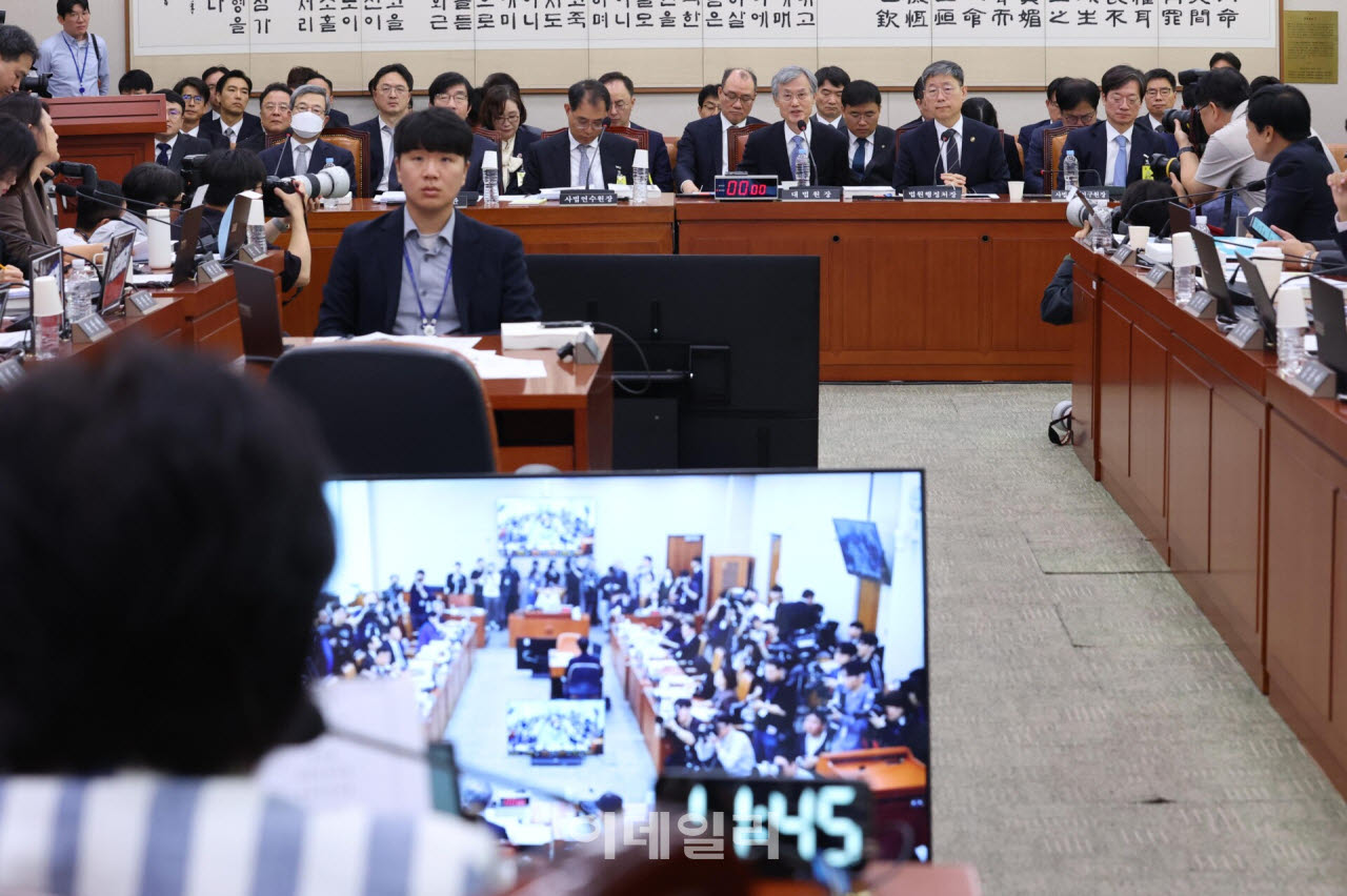 [이데일리 노진환 기자] 조희대 대법원장이 6일 국회 법제사법위원회에서 열린 대법원 등에 대한 국정감사에 출석, 질의에 답변하고 있다.