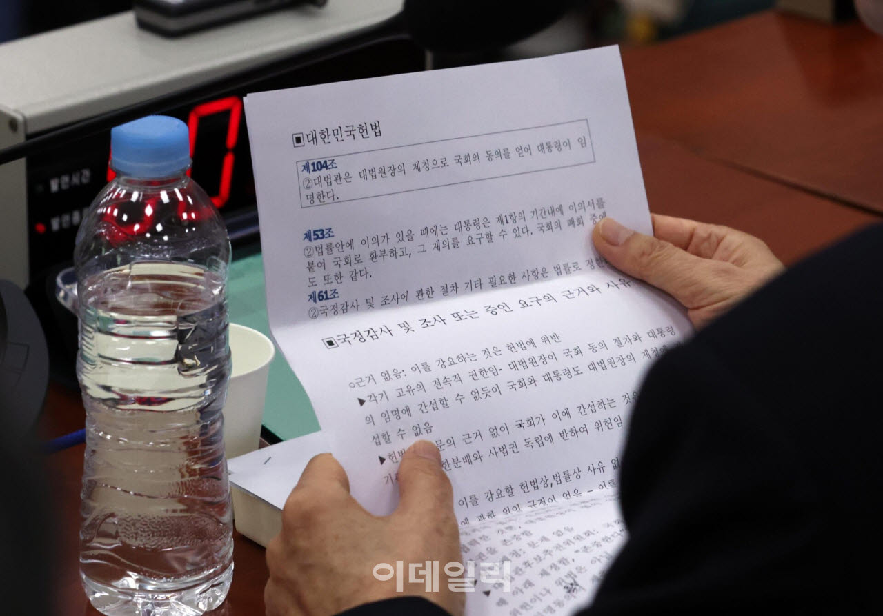 [이데일리 노진환 기자] 조희대 대법원장이 6일 국회 법제사법위원회에서 열린 대법원 등에 대한 국정감사에 출석, 준비한 A4 용지를 꺼내 답변하고 있다.