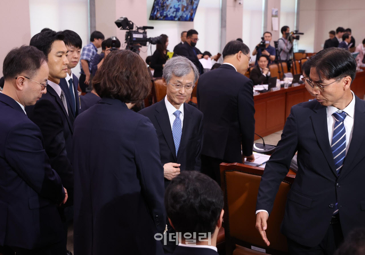 [이데일리 노진환 기자] 조희대 대법원장이 6일 국회 법제사법위원회에서 열린 대법원 등에 대한 국정감사에 출석, 정회 후 회의실을 나가고 있다.