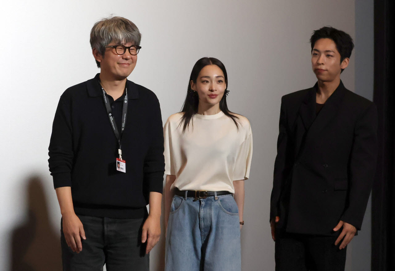 [이데일리 방인권 기자] 김종관 감독과 배우 김민화, 주종혁(왼쪽부터)이 6일 부산 해운대구 영화의 전당 중극장에서 열린 제31회 부산국제영화제(BIFF) 개막작 ‘낮과 밤은 서로에게’ 기자회견에 참석하고 있다.올해로 31회째를 맞는 부산국제영화제는 오는 15일까지 영화의전당 등 8개 극장 31개 스크린에서 공식 초청작 59개국 246편을 포함한 총 315편을 상영한다.