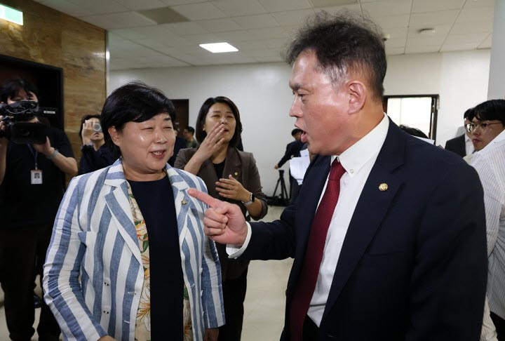 서영교 법사위원장(왼쪽)과 국민의힘 김태규 의원이 6일 국회에서 정회된 법제사법위원회 국정감사장 앞에서 언쟁을 벌이고 있다. (사진=연합뉴스)