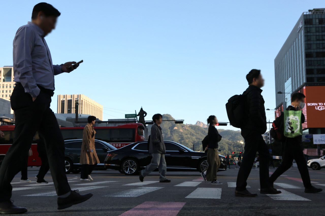 6일 오전 출근 시간대에 서울 종로구 광화문광장에서 시민들이 발걸음을 재촉하고 있다.(사진= 연합뉴스)