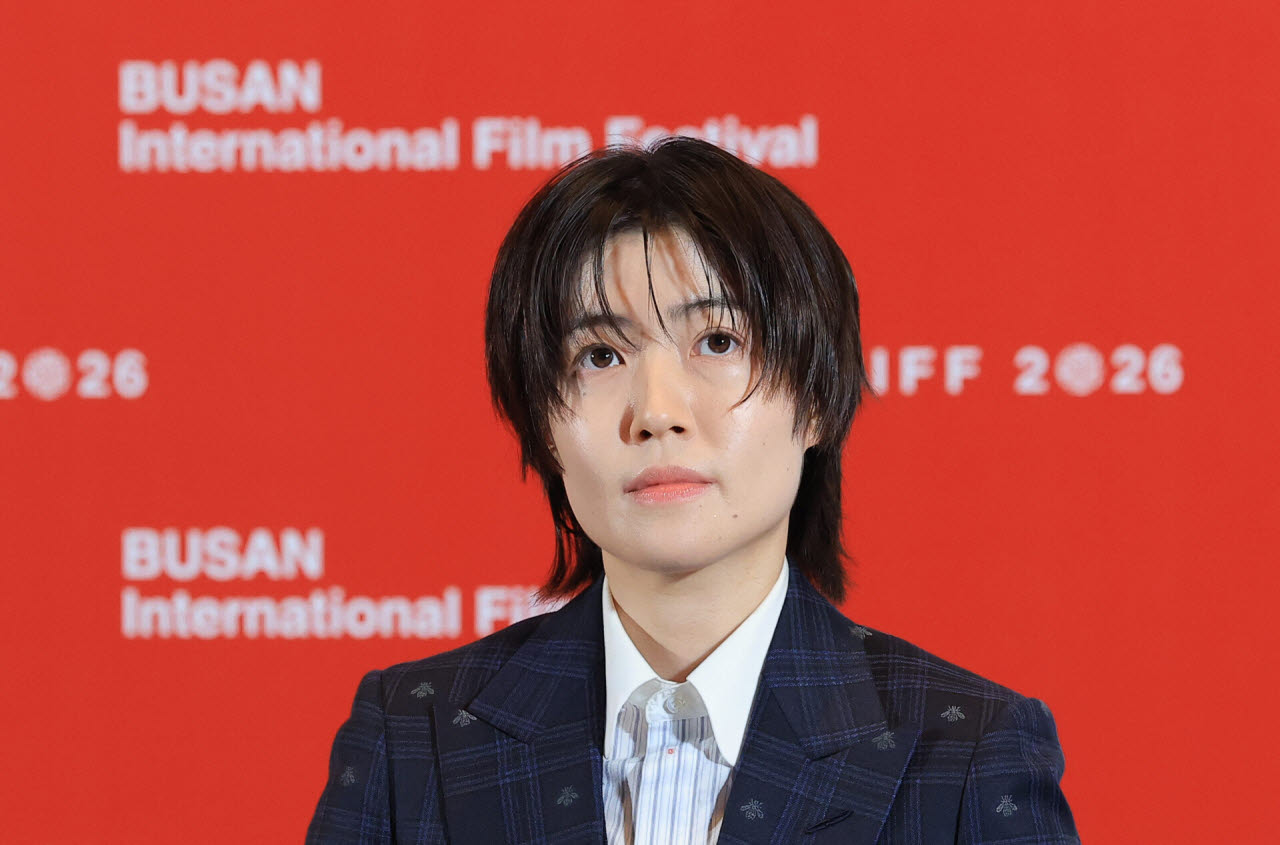 배우 심은경이 6일 오후 부산 해운대구 영화의전당 중극장에서 열린 제31회 부산국제영화제 개막작 ‘낮과 밤은 서로에게’ 기자회견에서 객석을 바라보고 있다.(사진=뉴스1)