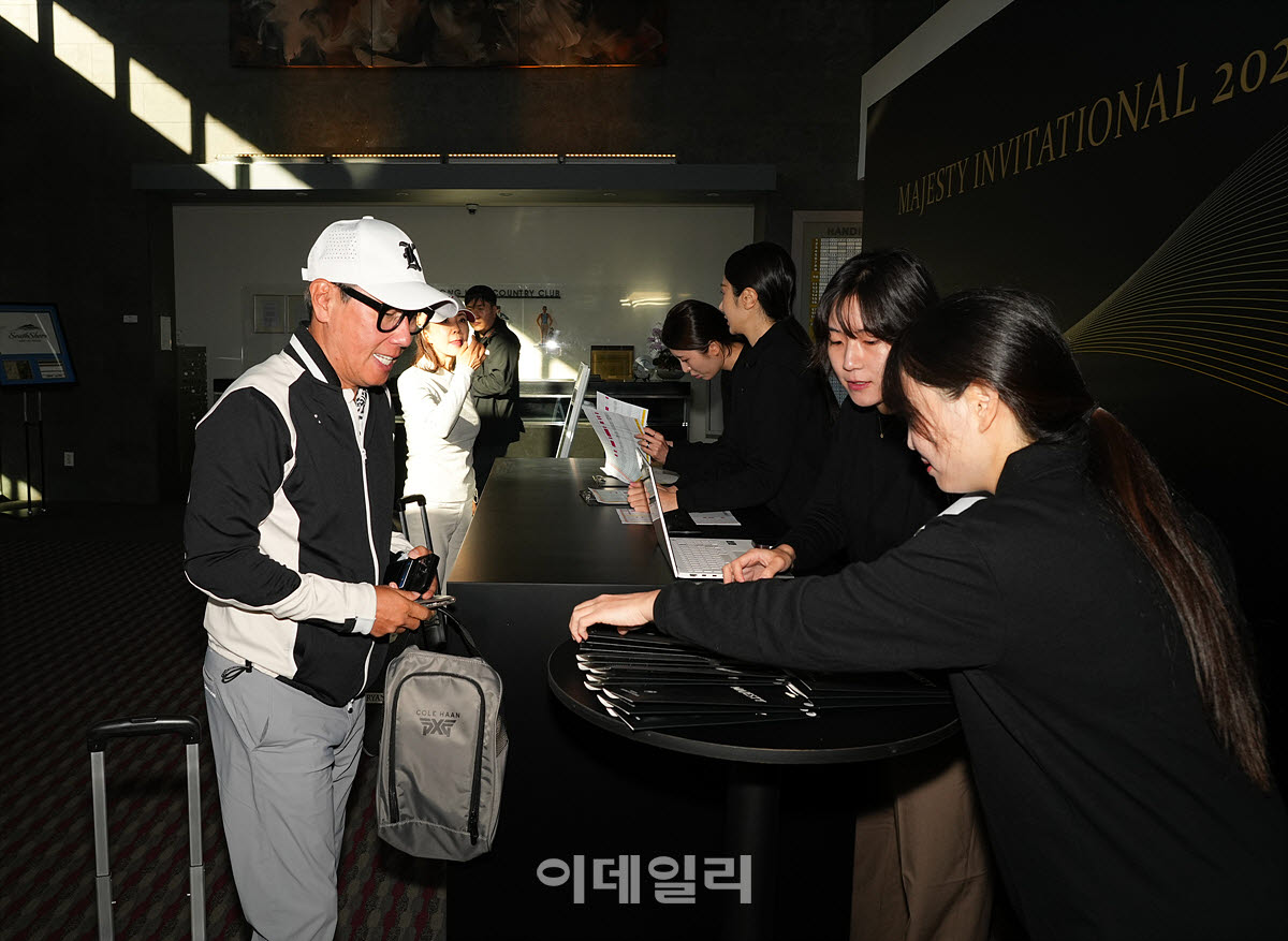 [포토]윤종신,선물도 푸짐하네요