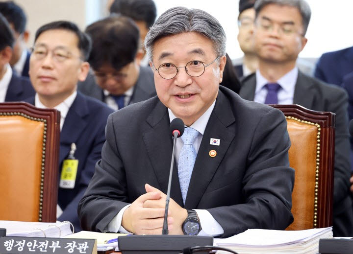 6일 국회에서 열린 행정안전위원회 국정감사에서 윤호중 행정안전부 장관이 의원들의 질의에 답변하고 있다. (사진=연합뉴스)