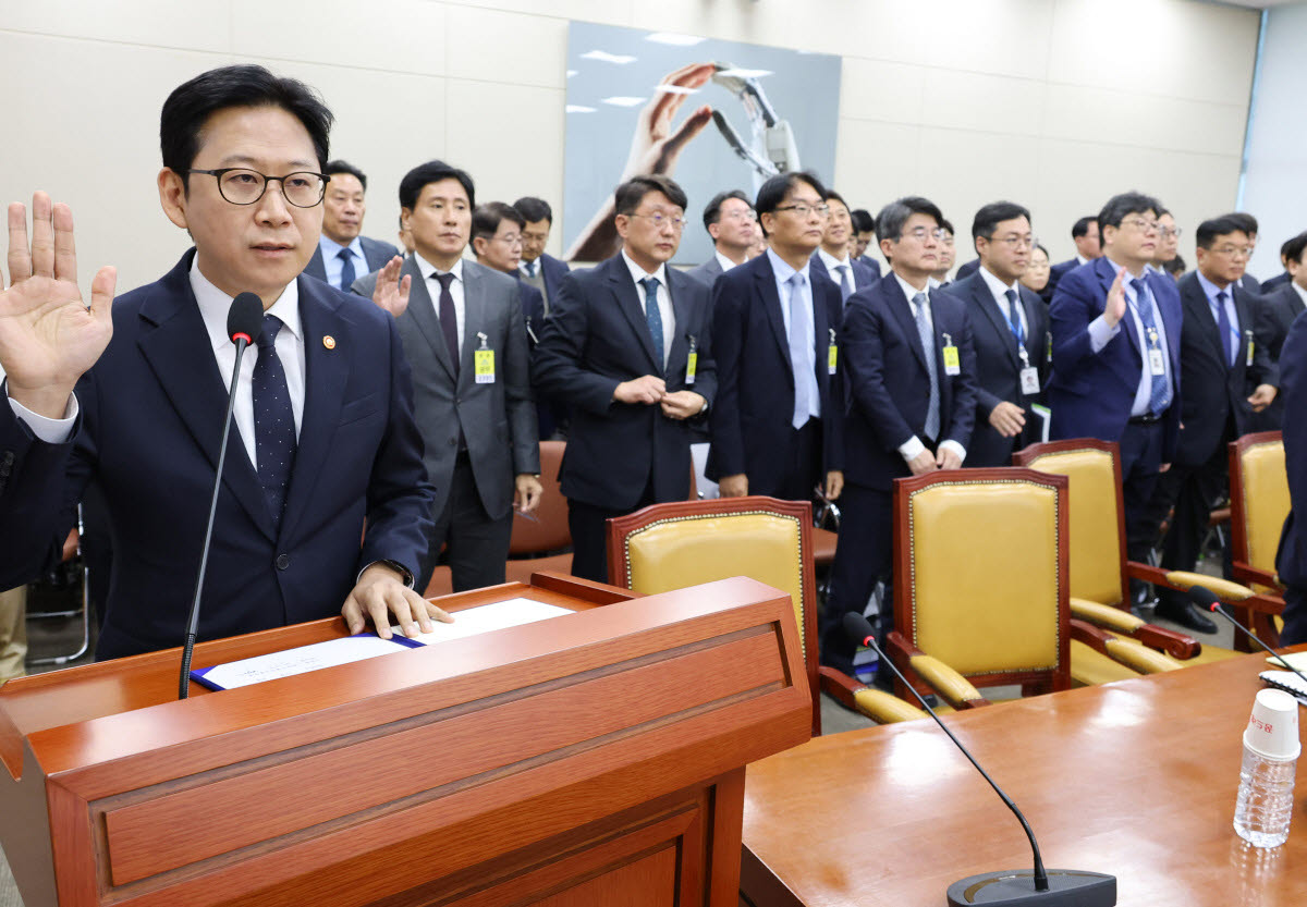 배경훈 부총리 겸 과학기술정보통신부 장관이 6일 국회에서 열린 과학기술정보방송통신위원회 국정감사에서 증인 선서를 하고 있다.(사진=연합뉴스)