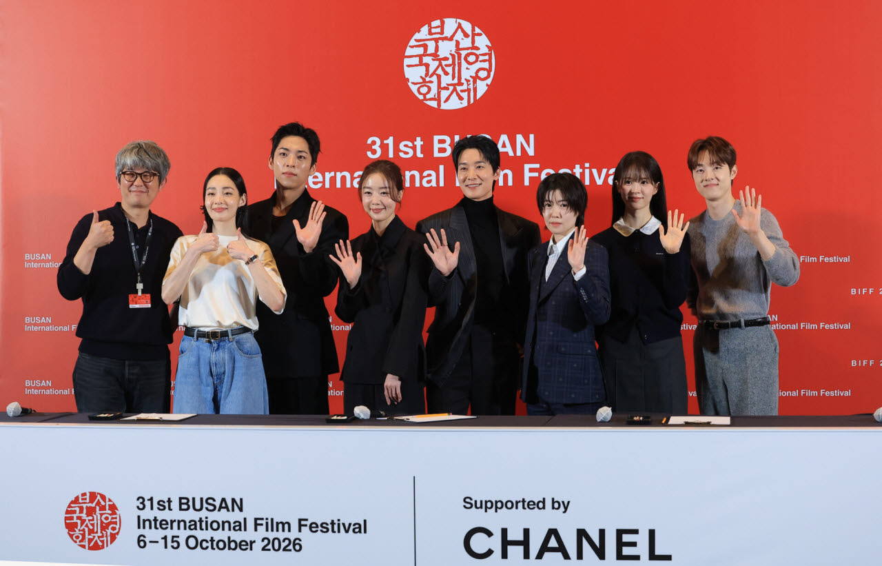 김종관 감독(왼쪽부터)과 배우 박민하, 주종혁, 한선화, 장류르 심은경, 전소영, 김동휘가 6일 오후 부산 해운대구 영화의전당 중극장에서 열린 제31회 부산국제영화제 개막작 ‘낮과 밤은 서로에게’ 기자회견에서 인사말을 하고 있다.(사진=뉴스1)