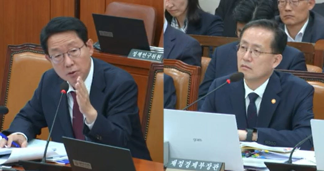 이형일 경제부총리 겸 재정경제부 장관(오른쪽)이 6일 재경부 국정감사에서 김상훈 국민의힘 의원의 질의를 듣고 있다. (사진=국회 인터넷 의사중계시스템)