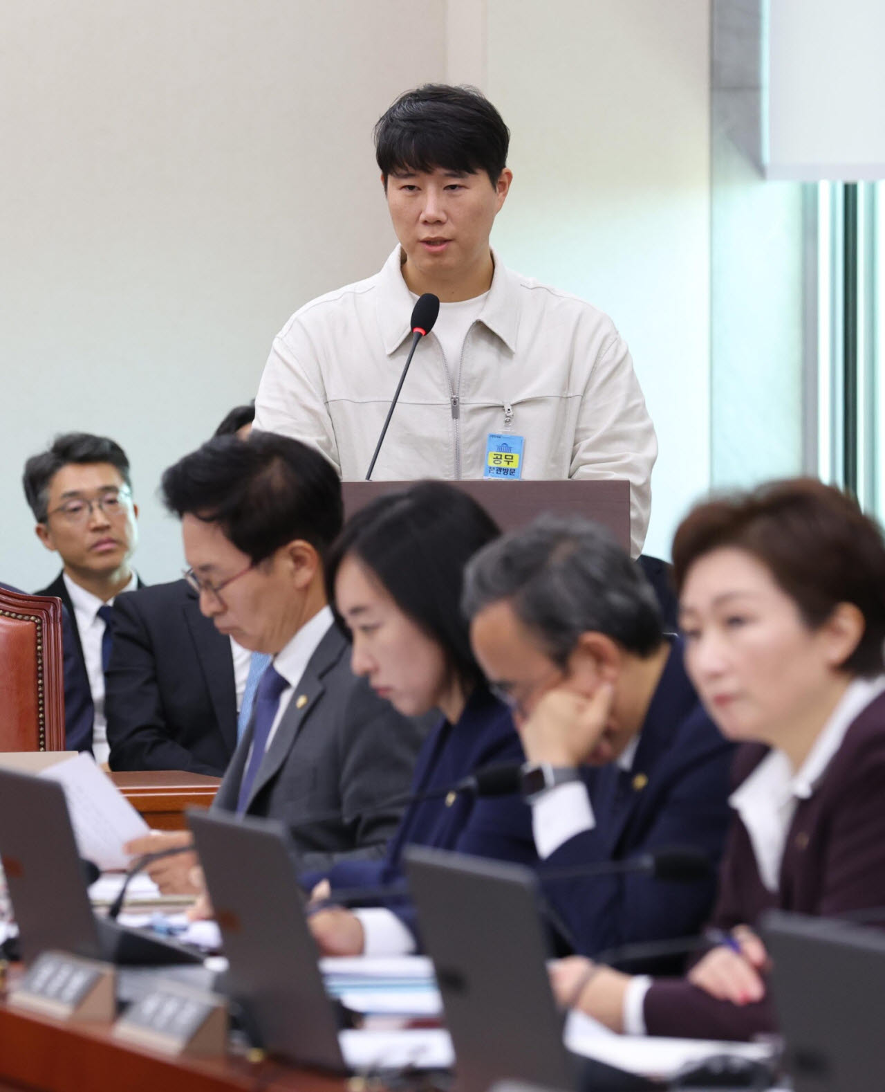 [이데일리 노진환 기자] 삼성그룹 초기업노동조합 삼성전자지부 최승호 위원장이 6일 서울 여의도 국회 산업통상자원중소벤처기업위원회에서 열린 산업부에 대한 국정감사에 증인으로 출석, 질의에 답변하고 있다.