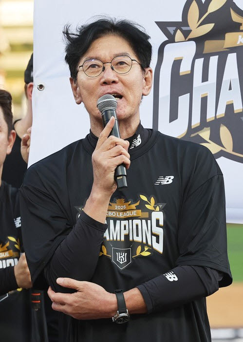 5일 경기도 수원케이티위즈파크에서 열린 2026 KBO리그 프로야구 롯데 자이언츠와 KT위즈의 경기. 이 경기에서 승리하며 정규시즌 우승을 차지한 KT 이강철 감독이 소감을 말하고 있다. 사진=연합뉴스