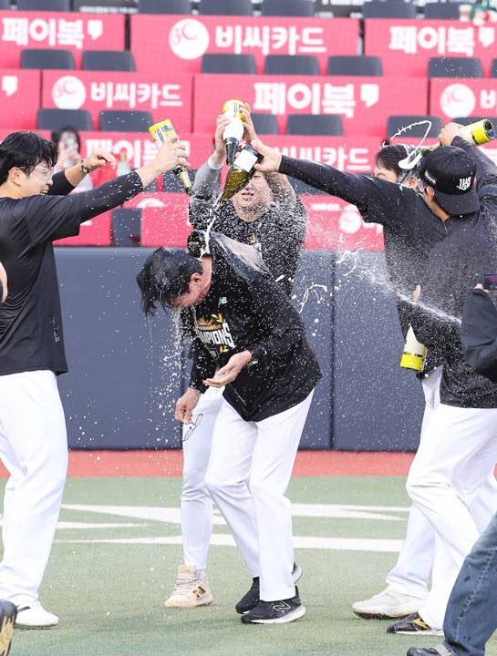 5일 경기도 수원케이티위즈파크에서 열린 2026 KBO리그 프로야구 롯데 자이언츠와 KT위즈 경기. 이 경기에서 승리하며 정규시즌 우승을 차지한 KT 이강철 감독이 샴페인 세례를 받고 있다. 사진=연합뉴스