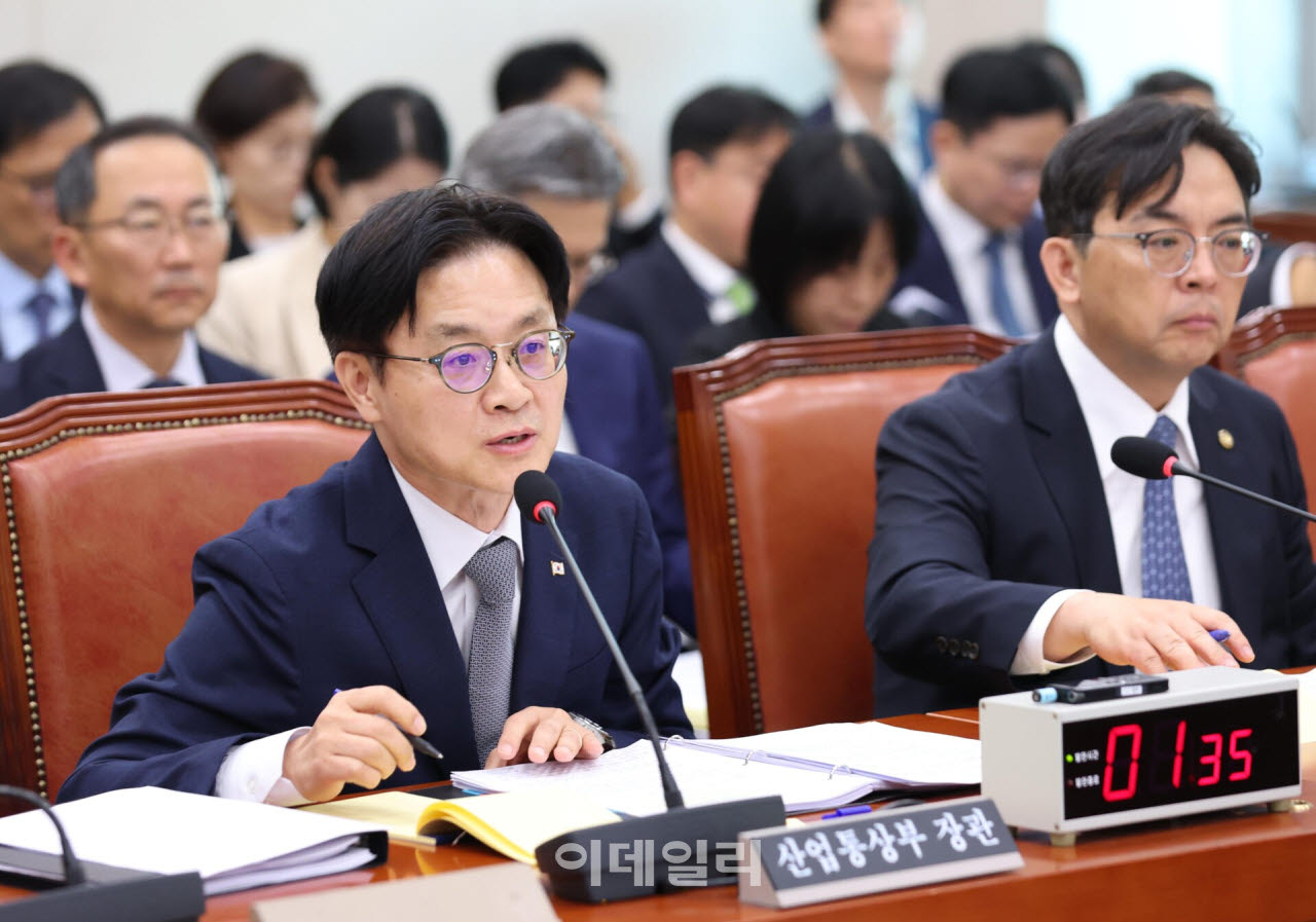 김정관 산업통상부 장관이 6일 서울 여의도 국회 산업통상자원중소벤처기업위원회에서 열린 산업부에 대한 국정감사에 출석, 질의에 답하고 있다.(사진=노진환 기자)