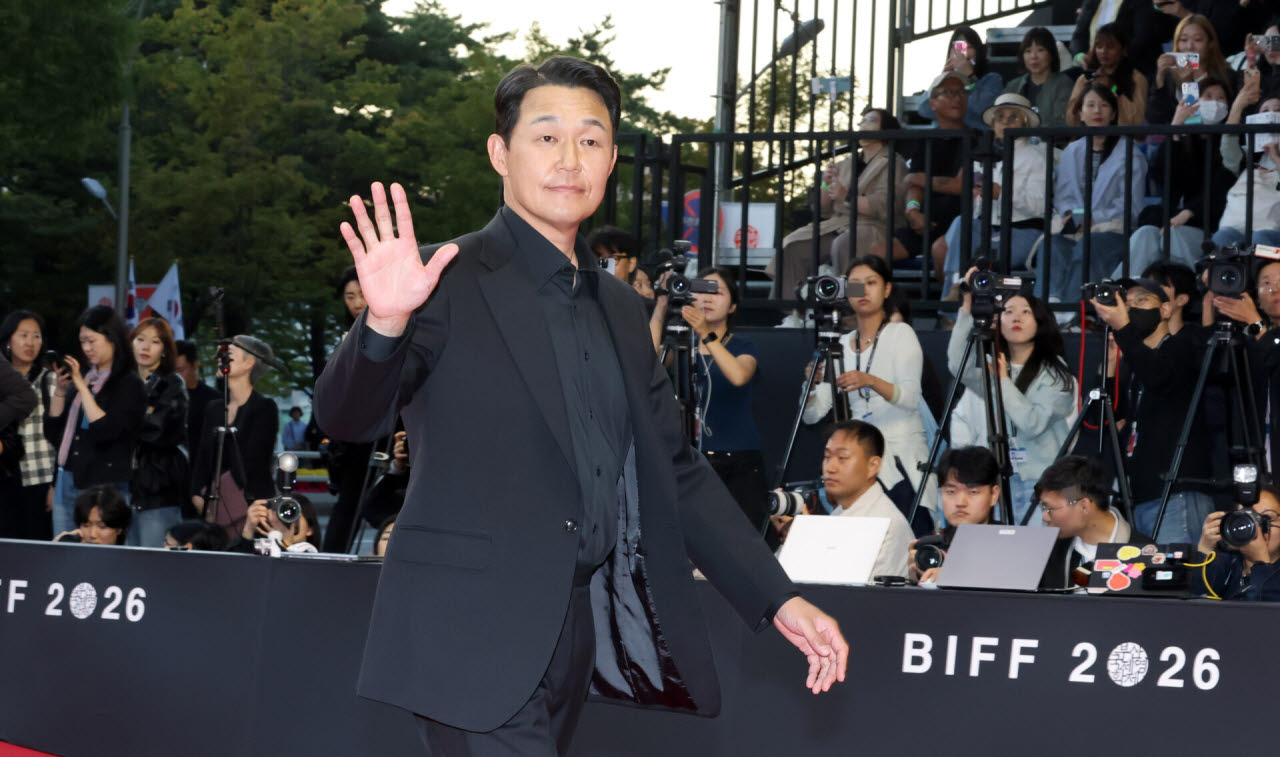 [이데일리 방인권 기자] 배우 박성웅이 6일 부산 해운대구 영화의 전당 중극장에서 열린 제31회 부산국제영화제(BIFF) 개막식에 참석해 레드카펫을 밟고 있다.올해로 31회째를 맞는 부산국제영화제는 오는 15일까지 영화의전당 등 8개 극장 31개 스크린에서 공식 초청작 59개국 246편을 포함한 총 315편을 상영한다.