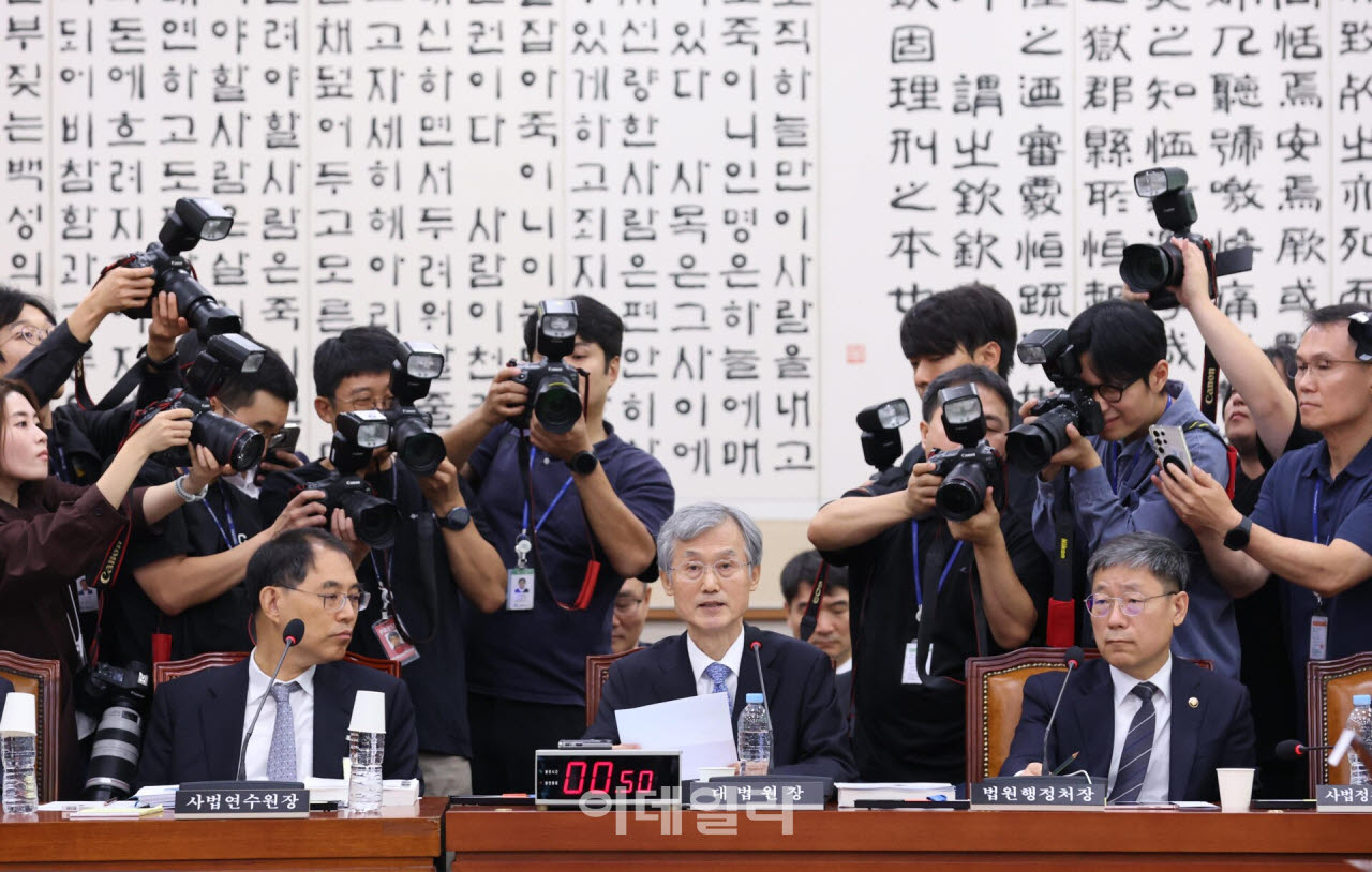 조희대 대법원장이 6일 국회 법제사법위원회에서 열린 대법원 등에 대한 국정감사에 출석, 준비한 문서를 꺼내 답변하고 있다. (사진=노진환 기자)
