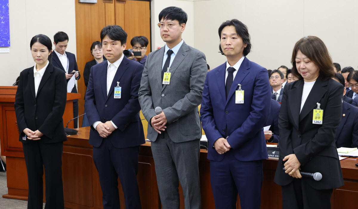 6일 국회에서 열린 과학기술정보방송통신위원회 국정감사에서 최주희 티빙 대표를 비롯한 개인정보 침해·유출 관련 플랫폼·IT기업 관계자들이 재발 방지 대책과 피해 보상 등에 대한 질의에 답한 뒤 두 손을 모은 채 서 있다. 왼쪽부터 최주희 티빙 대표, 김정훈 우아한 형제들 CISO, 임한욱 토스 페이먼츠 CEO, 홍승일 강남언니 CEO, 박수경 듀오 대표이사. (사진=연합뉴스)