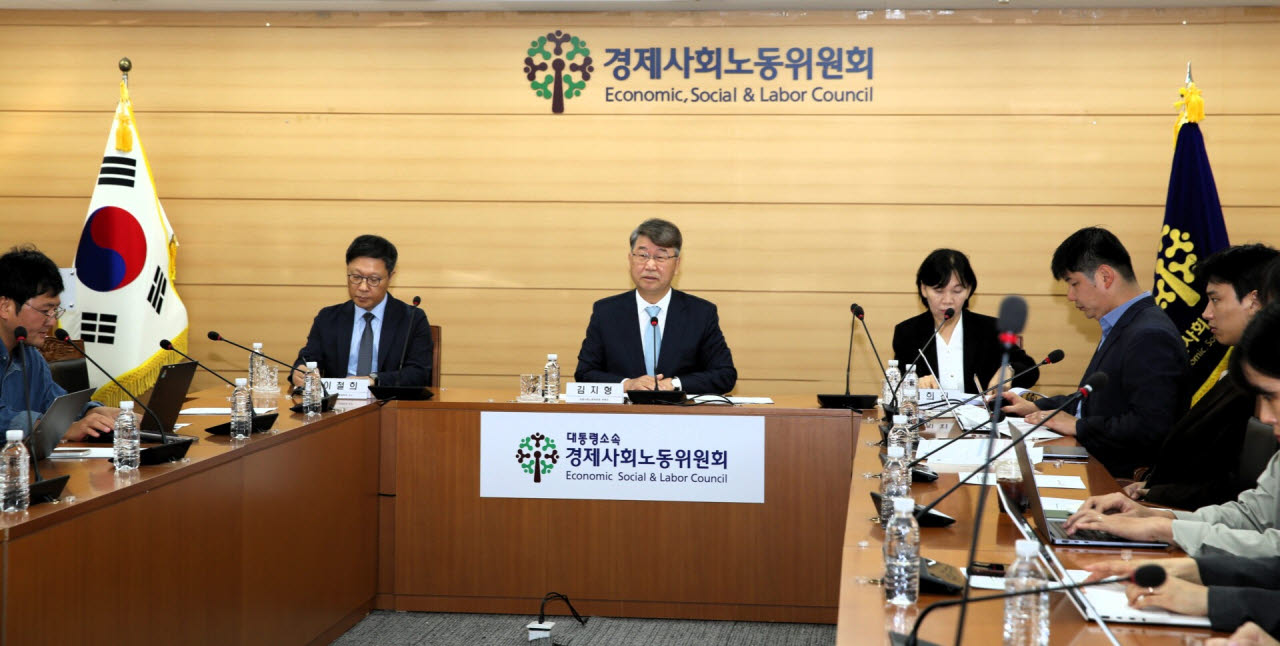 김지형 경제사회노동위원회 위원장이 6일 서울 종로구 경사노위 대회의실에서 기자간담회를 진행하고 있다.(사진=경사노위)
