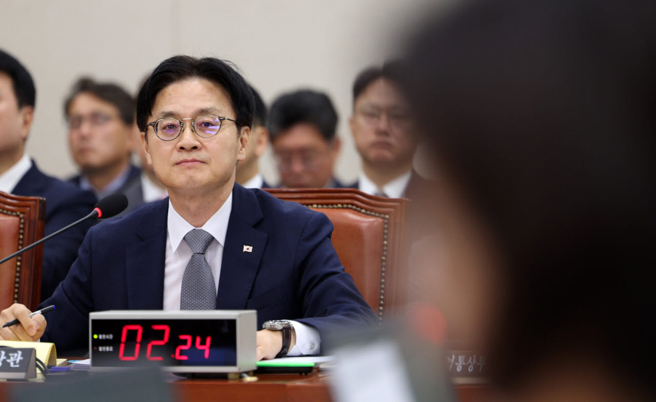 김정관 산업통상부 장관이 6일 서울 여의도 국회에서 열린 산업통상자원중소벤처기업위원회 국정감사(산업통상부)에서 의원 질의를 듣고 있다.(사진=뉴시스)